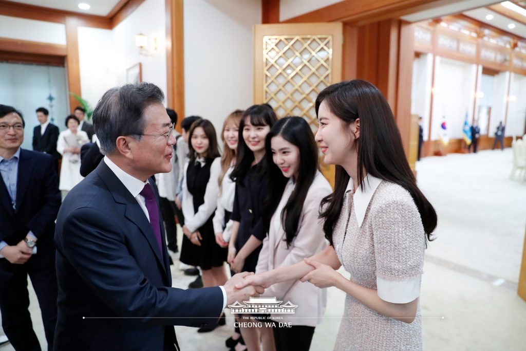 Korean President Moon meets art troupe for Pyeongyang