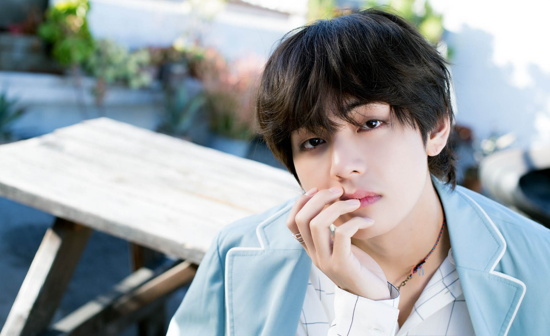 BTS V bought a Dallas Artist's Paintings and something happens!