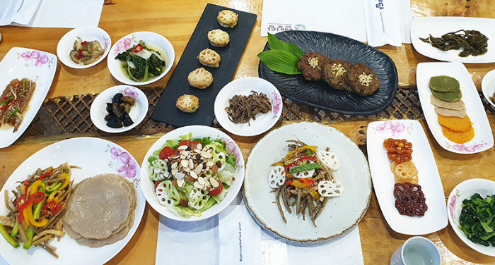 Korea offers refreshing summer taste of lotus wrap dish