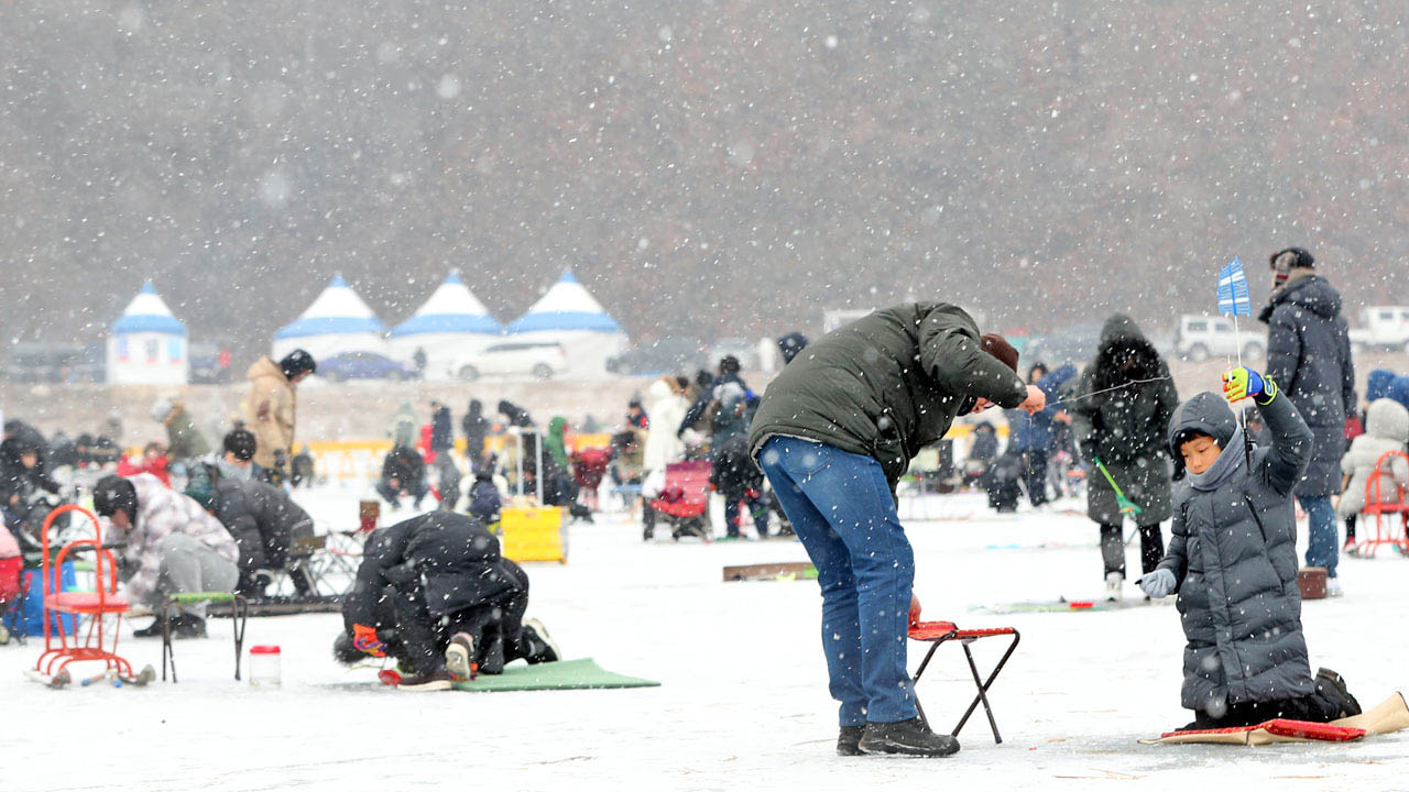 Winter Snow swept over festivals in Gangwon Province