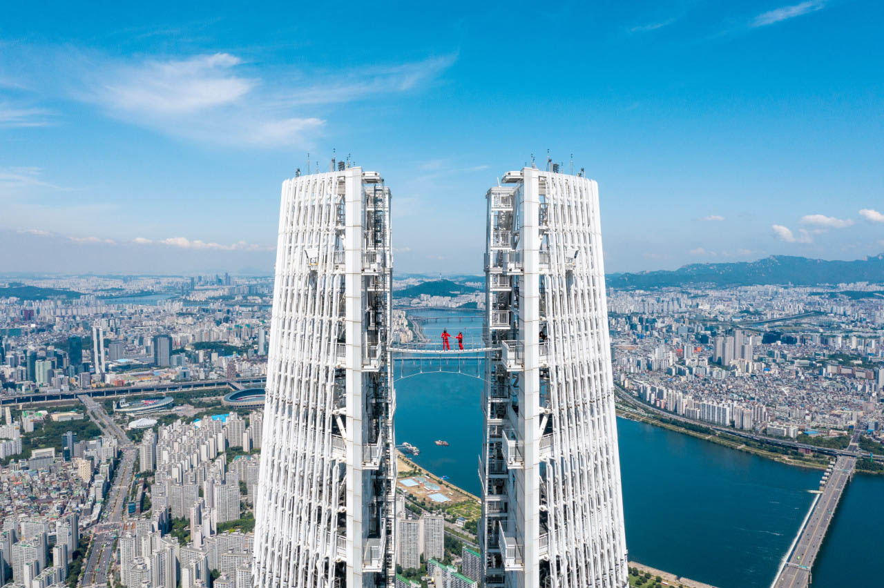 Lotte World Tower 534 Meters Above Ground Showcases Skywalk Program