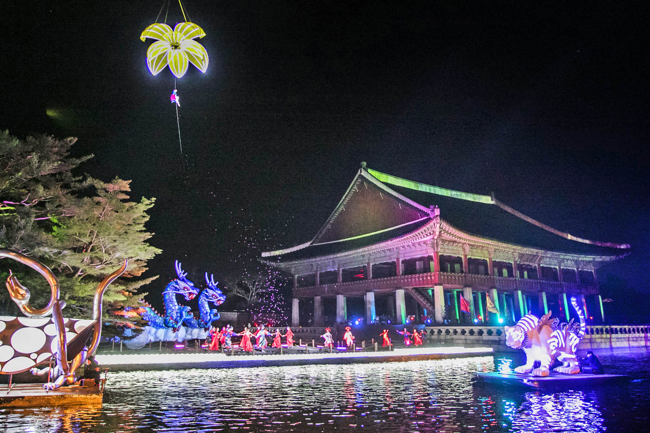 Royal Culture Festival impresses with wire-flying show